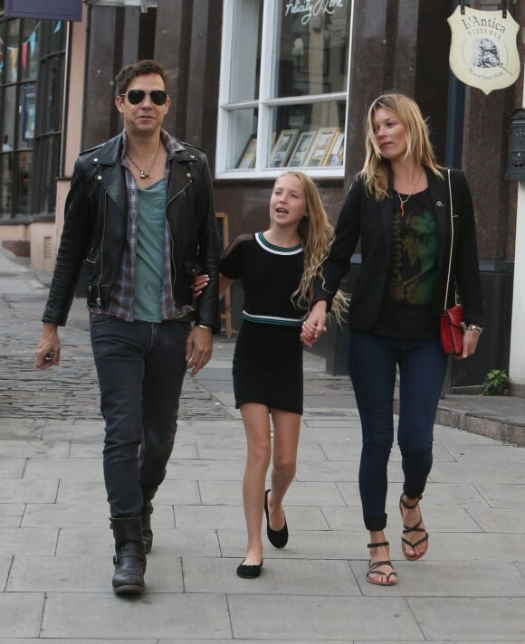 Exclusif - Kate Moss, son mari Jamie Hince et sa fille Lila Grace profitent de leur journée pour faire du shopping à Hampstead. Londres, le 17 juin 2014.