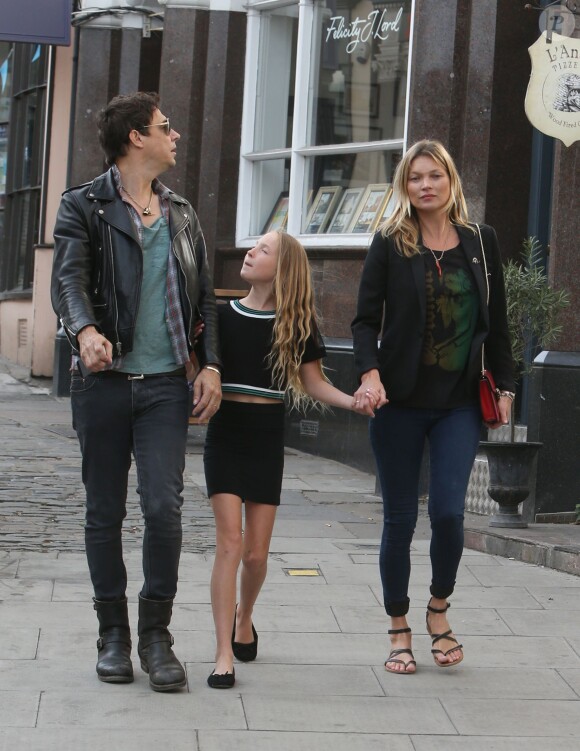 Exclusif - Kate Moss, son mari Jamie Hince et sa fille Lila Grace se promènent à Hampstead. Londres, le 17 juin 2014.
