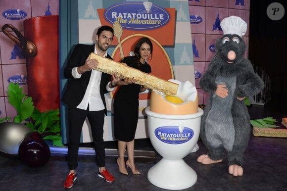 Adrien Galo et sa compagne Sofia Essaidi assistent en avant-première à l'inauguration de la nouvelle attraction Ratatouille, à Disneyland Paris, à Marne-la-Vallée, le 21 juin 2014.