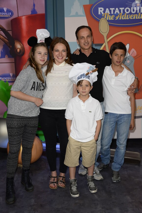 Emilie Dequenne, sa fille Milla Savarese, son fiancé Michel Ferracci et les fils de ce dernier assistent en avant-première à l'inauguration de la nouvelle attraction Ratatouille, à Disneyland Paris, à Marne-la-Vallée, le 21 juin 2014.