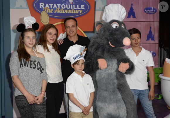Emilie Dequenne, sa fille Milla Savarese, son fiancé Michel Ferracci et les fils de ce dernier assistent en avant-première à l'inauguration de la nouvelle attraction Ratatouille, à Disneyland Paris, à Marne-la-Vallée, le 21 juin 2014.