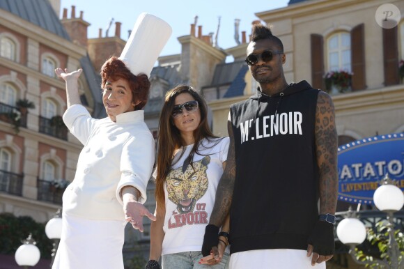 Djibril Cissé et sa compagne assistent en avant-première à l'inauguration de la nouvelle attraction Ratatouille, à Disneyland Paris, à Marne-la-Vallée, le 21 juin 2014.