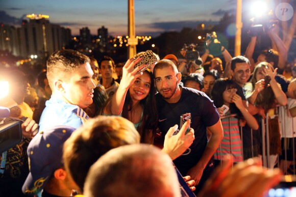 Karim Benzema à la sortie d'un entraînement de l'équipe de France à Ribeirao Preto au Brésil le 22 juin 2014