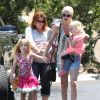 Tori Spelling se rend chez des amis avec ses enfants Stella, Hattie et Finn à Sherman Oaks, le 22 juin 2014.