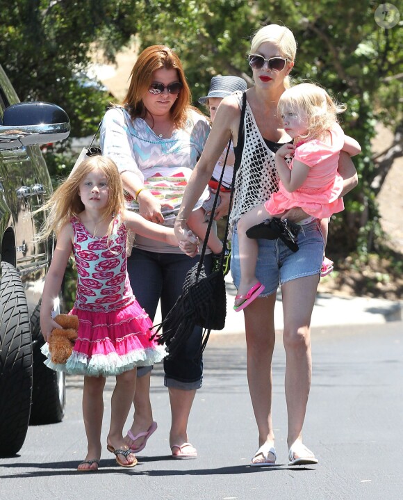 Tori Spelling se rend chez des amis avec ses enfants Stella, Hattie et Finn à Sherman Oaks, le 22 juin 2014. 