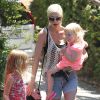 Tori Spelling avec ses enfants Stella, Hattie et Finn dans les rues de Sherman Oaks, le 22 juin 2014. 