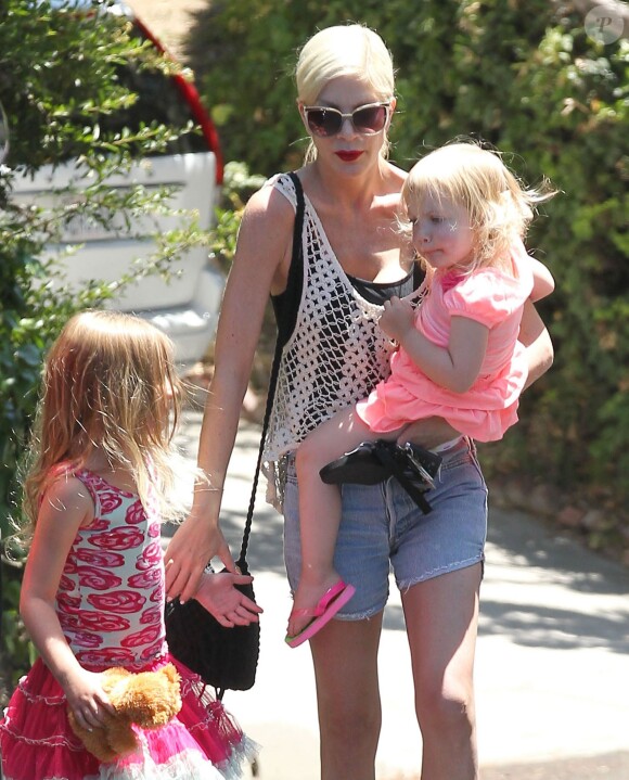 Tori Spelling avec ses enfants Stella, Hattie et Finn dans les rues de Sherman Oaks, le 22 juin 2014. 