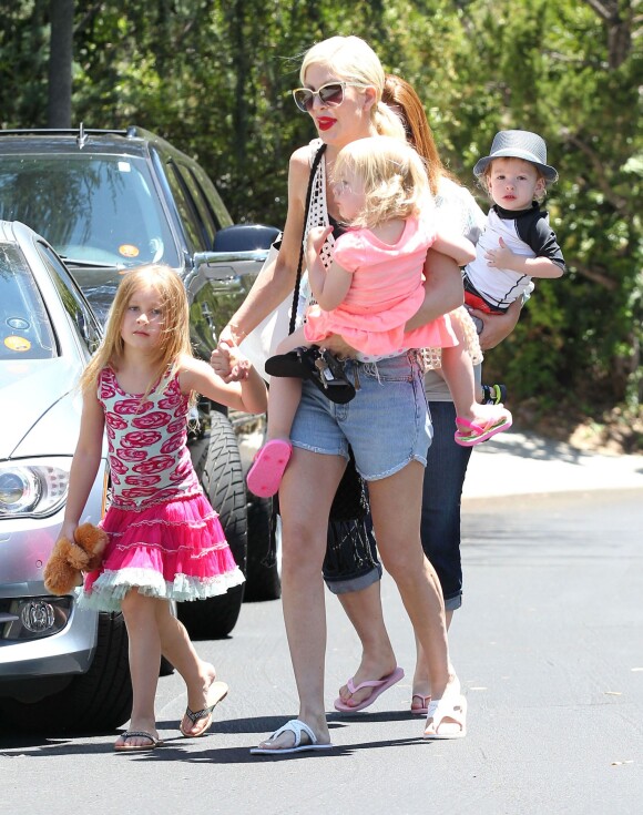 Tori Spelling dans le quartier de Sherman Oaks avec ses enfants Stella, Hattie et Finn, le 22 juin 2014. 