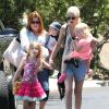 Tori Spelling dans les rues de Sherman Oaks avec ses enfants Stella, Hattie et Finn, le 22 juin 2014.