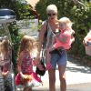 Tori Spelling dans les rues de Sherman Oaks avec ses enfants Stella, Hattie et Finn, le 22 juin 2014.