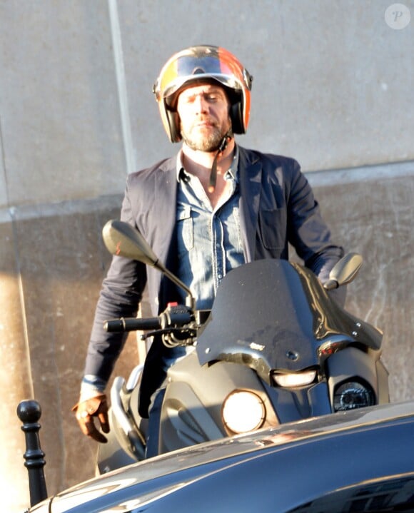 Exclusif - Samuel Le Bihan conduit son scooter dans les rues de Paris le 19 juin 2014.