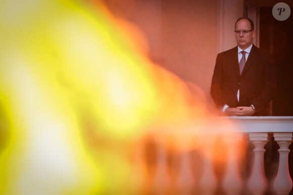 Le prince Albert II de Monaco assiste aux feux de la Saint-Jean, place du Palais de Monaco, le 23 juin 2014.