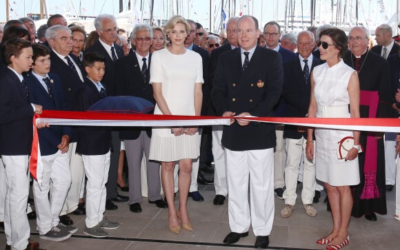 Le prince Albert et la princesse Charlene de Monaco, enceinte, inaugurent avec le sourire le nouveau Yacht Club de Monaco, Port Hercule, à Monaco le 20 juin 2014.