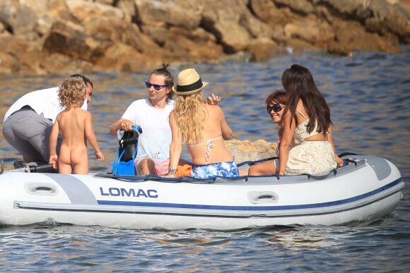 Kate Hudson et Matt Bellamy, et leurs fils Bingham Hawn Bellamy tout nu, passent leurs vacances en famille à Ibiza, le 21 juin 2014.