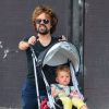 Peter Dinklage se promène avec sa fille Zelig à New York, le 23 juin 2014.