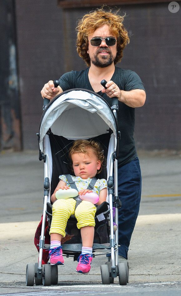 Peter Dinklage se promène avec sa fille Zelig à New York, le 23 juin 2014.