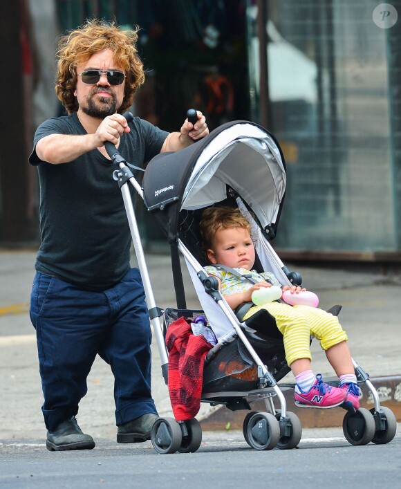Peter Dinklage se promène avec sa fille Zelig à New York, le 23 juin 2014.