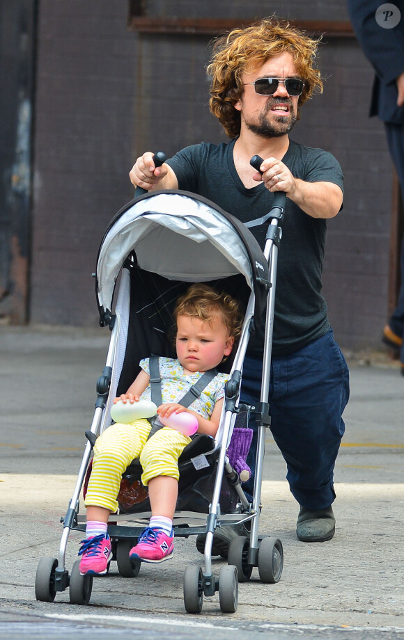 Peter Dinklage se promène avec sa fille Zelig à New York, le 23 juin 2014.
