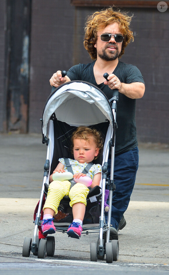Peter Dinklage se promène avec sa fille Zelig à New York, le 23 juin 2014.