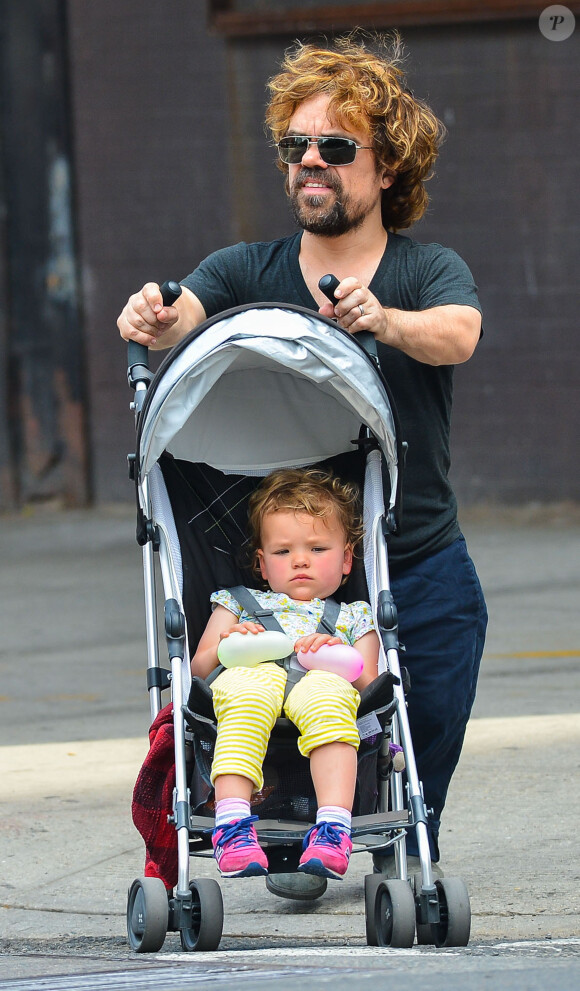 Peter Dinklage se promène avec sa fille Zelig à New York, le 23 juin 2014.