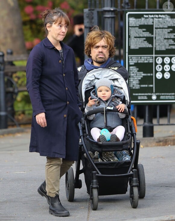 Peter Dinklage se promène avec sa femme Erica Schmidt et leur fille Zelig Dinklage à New York, le 28 octobre 2013. 