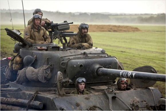 Brad Pitt sur le tank aux côtés de Shia LaBeouf, Logan Lerman, Michael Peña et Jon Bernthal dans Fury.