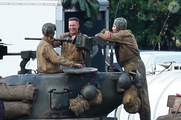 Brad Pitt et Shia LaBeouf sur le tournage de "Fury" au Royaume Uni le 4 octobre 2013.