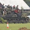 Exclusif - Brad Pitt apprend à conduire un tank sur le tournage de "Fury" au Royaume Uni le 10 septembre 2013.