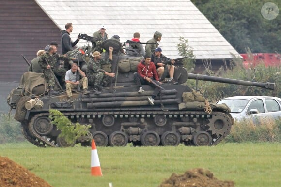 Exclusif - Brad Pitt apprend à conduire un tank sur le tournage de "Fury" au Royaume Uni le 10 septembre 2013.