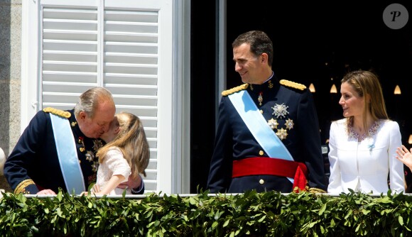 Felipe VI au balcon du Palais Royal après sa proclamation en tant que nouveau roi d'Espagne avec la reine Letizia à Madrid le 19 juin 2014.