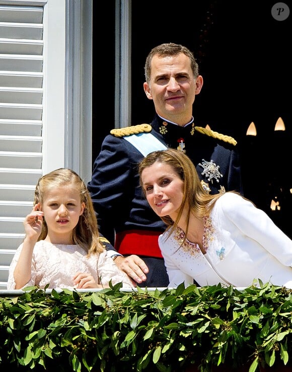 Felipe VI au balcon du Palais Royal après sa proclamation en tant que nouveau roi d'Espagne avec la reine Letizia à Madrid le 19 juin 2014.