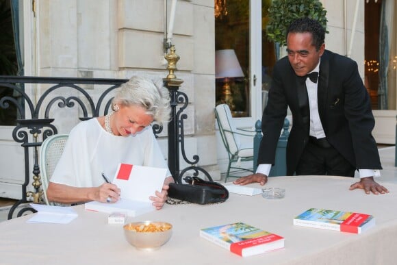La princesse Anne de Bourbon-Siciles dédicace son dernier livre - XXe Grand Bal des Princes au Cercle de l'Union interalliée à Paris le 24 juin 2014.