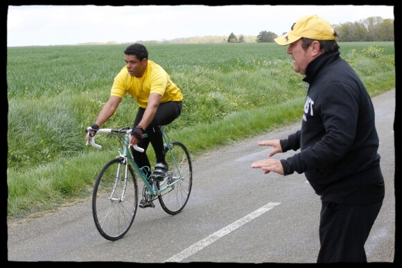 Le tournage du téléfilm La Dernière Echappée sur le cycliste Laurent Fignon, décédé le 31 août 2010 : Le réalisateur Fabien Onteniente et Youssef Hajdi