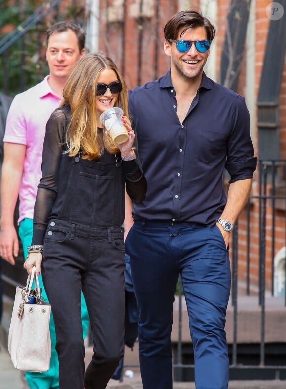 Olivia Palermo et son fiancé Johannes Huebl se baladent dans les rues de New York, le 13 avril 2014.