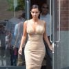 Kim Kardashian, habillée d'une robe Ermanno Scervino et de souliers Aquazurra, quitte son appartement à SoHo. New York, le 25 juin 2014.
