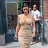 Kim Kardashian, habillée d'une robe Ermanno Scervino et de souliers Aquazurra, quitte son appartement à SoHo. New York, le 25 juin 2014.