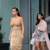 Kim et Kourtney Kardashian, enceinte, quittent l'hôtel Gansevoort, dans le Meatpacking District. New York, le 26 juin 2014.