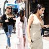 Kim, Khloé et Kourtney Kardashian font du shopping à New York, filmées par les caméras d'une de leurs émissions de télé-réalité. Le 26 juin 2014.