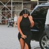 Kim Kardashian, ultrasexy en robe fendue Balmain, arrive au restaurant Don Coqui, dans le Bronx. Le 26 juin 2014.