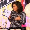 Jenifer, enceinte : un joli baby bump que la belle peinait à cacher sur le plateau de The Voice 3, le 19 avril 2014, sur TF1