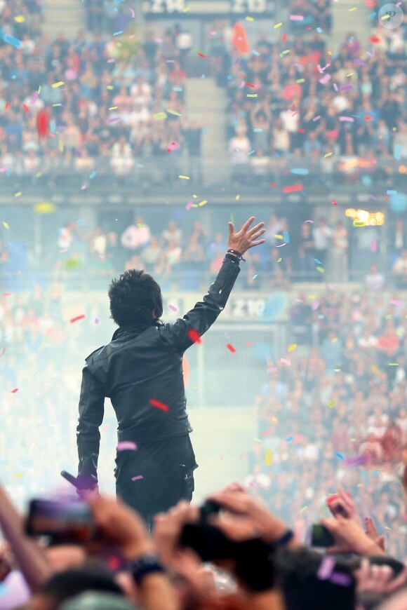 Nicola Sirkis et son groupe Indochine en concert au Stade France à Paris pour refermer le "Black City Tour". Le 27 juin 2014.