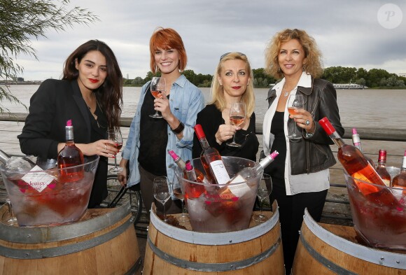 Sofia Essaidi, Fauve Hautot, Nathalie Dessay, Corinne Touzet prennent la pose pour les vins Bordeaux Rosés durant La Fête Du Vin 2014 à Bordeaux, le 28 juin 2014.