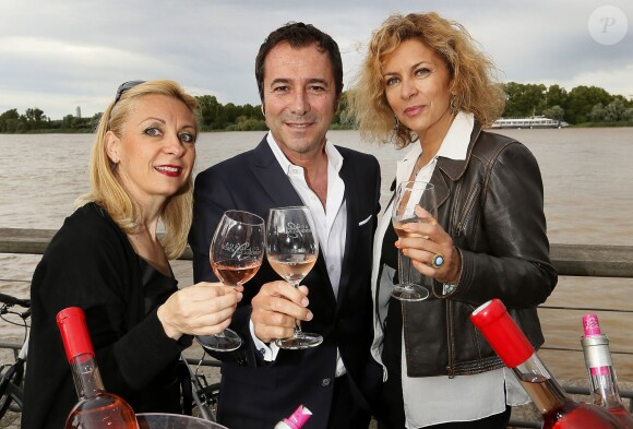 Nathalie Dessay, Bernard Montiel, Corinne Touzet prennent la pose pour les vins Bordeaux Rosés durant La Fête Du Vin 2014 à Bordeaux, le 28 juin 2014.