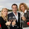Nathalie Dessay, Bernard Montiel, Corinne Touzet prennent la pose pour les vins Bordeaux Rosés durant La Fête Du Vin 2014 à Bordeaux, le 28 juin 2014.