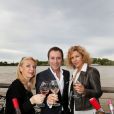  Nathalie Dessay, Bernard Montiel, Corinne Touzet prennent la pose pour les vins Bordeaux Ros&eacute;s durant La F&ecirc;te Du Vin 2014 &agrave; Bordeaux, le 28 juin 2014. 