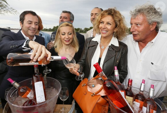 Bernard Montiel, Nathalie Dessay, Corinne Touzet prennent la pose pour les vins Bordeaux Rosés durant La Fête Du Vin 2014 à Bordeaux, le 28 juin 2014.