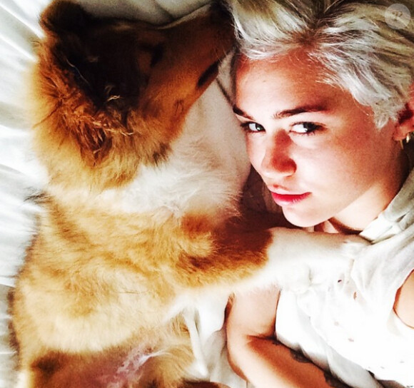 Miley Cyrus a présenté son nouveau toutou, Emu, à ses admirateurs le 28 juin 2014.