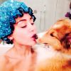Dévastée par la mort de son chien Floyd (survenue en avril alors qu'elle était en tournée), Miley Cyrus a présenté Emu, son nouveau compagnon à poil, à ses admirateurs le 28 juin 2014.