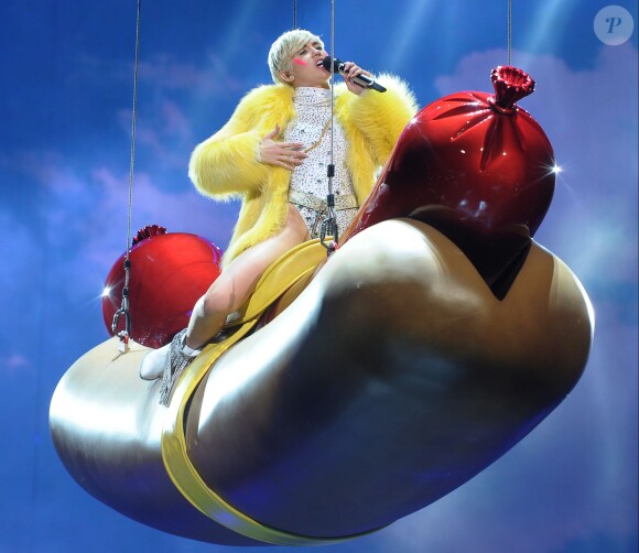 Miley Cyrus donne le dernier concert de sa tournée "Bangerz Tour" à Amsterdam, le 22 juin 2014.
