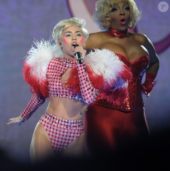 Miley Cyrus donne le dernier concert de sa tournée "Bangerz Tour" à Amsterdam, le 22 juin 2014.